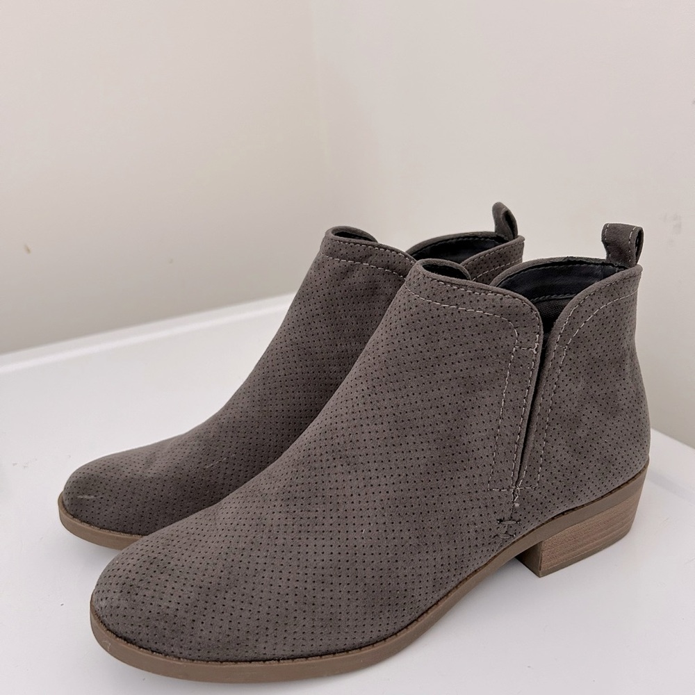 Universal Thread Gray Booties Size 8